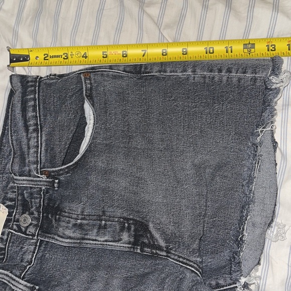 Black Levi’s, button up cutoff denim shorts!! - Picture 4 of 10